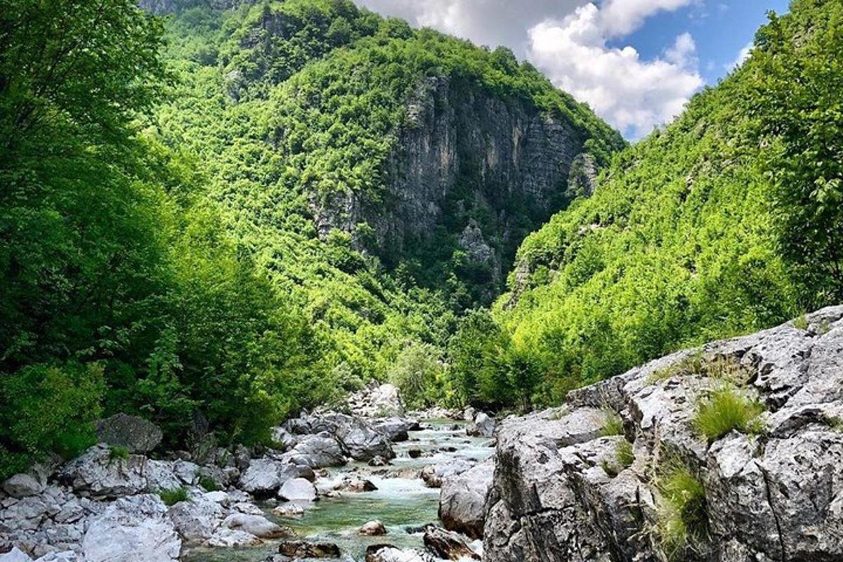 ένα ποτάμι στη μέση ενός βουνού