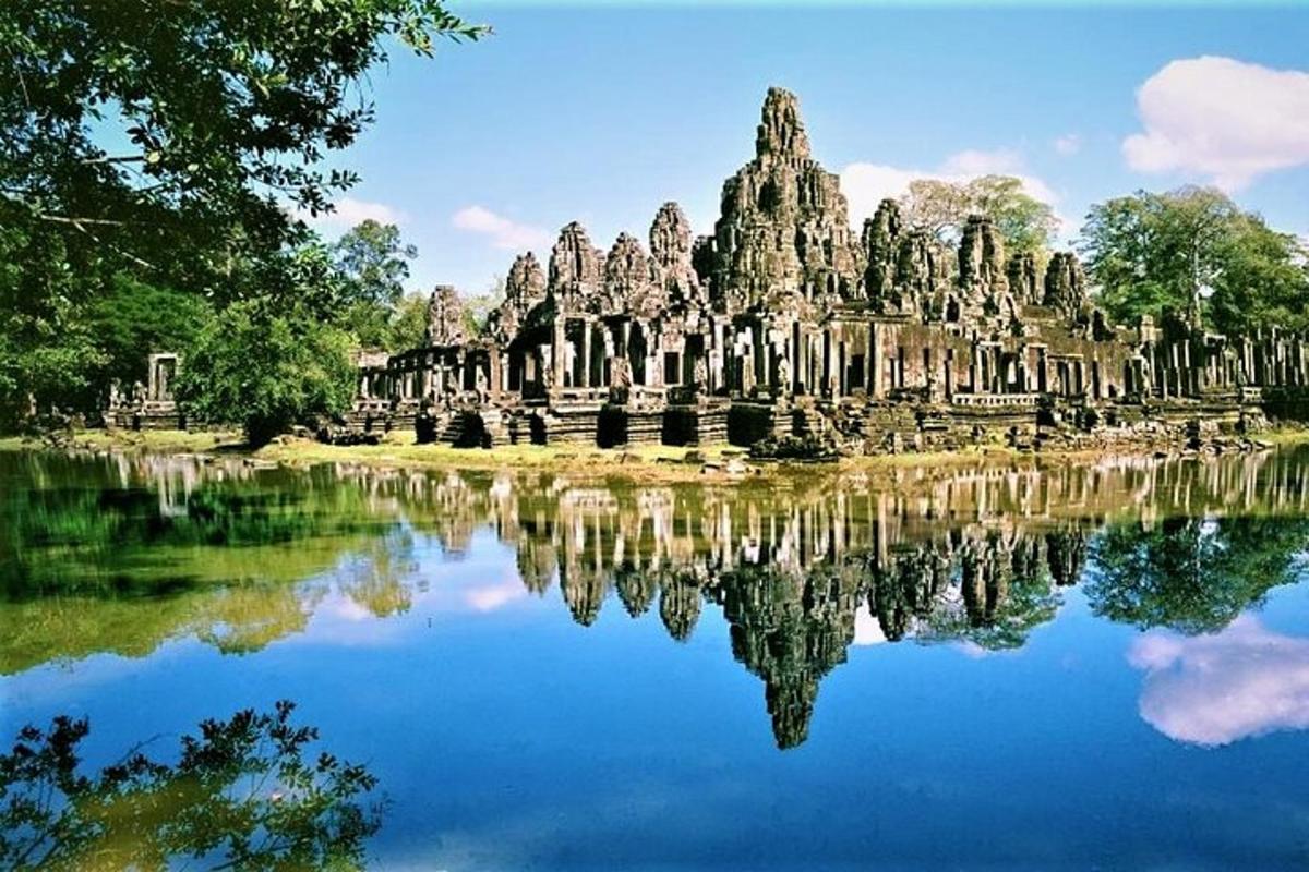 sự phản chiếu của một ngôi đền trong một vùng nước