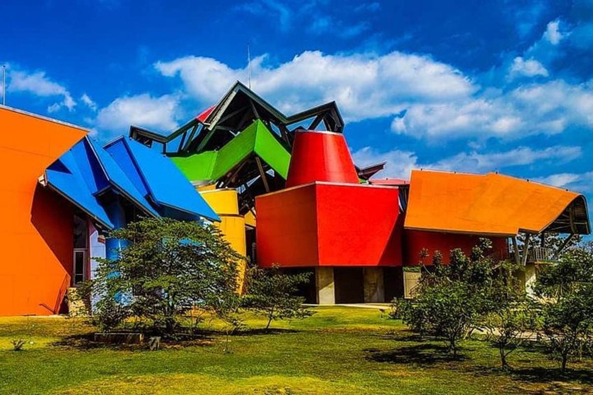 un edificio con molti tetti di colori diversi