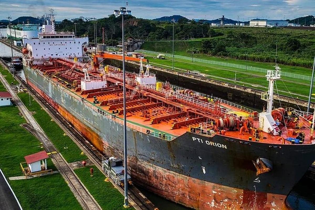 una vecchia nave è attraccata in un porto