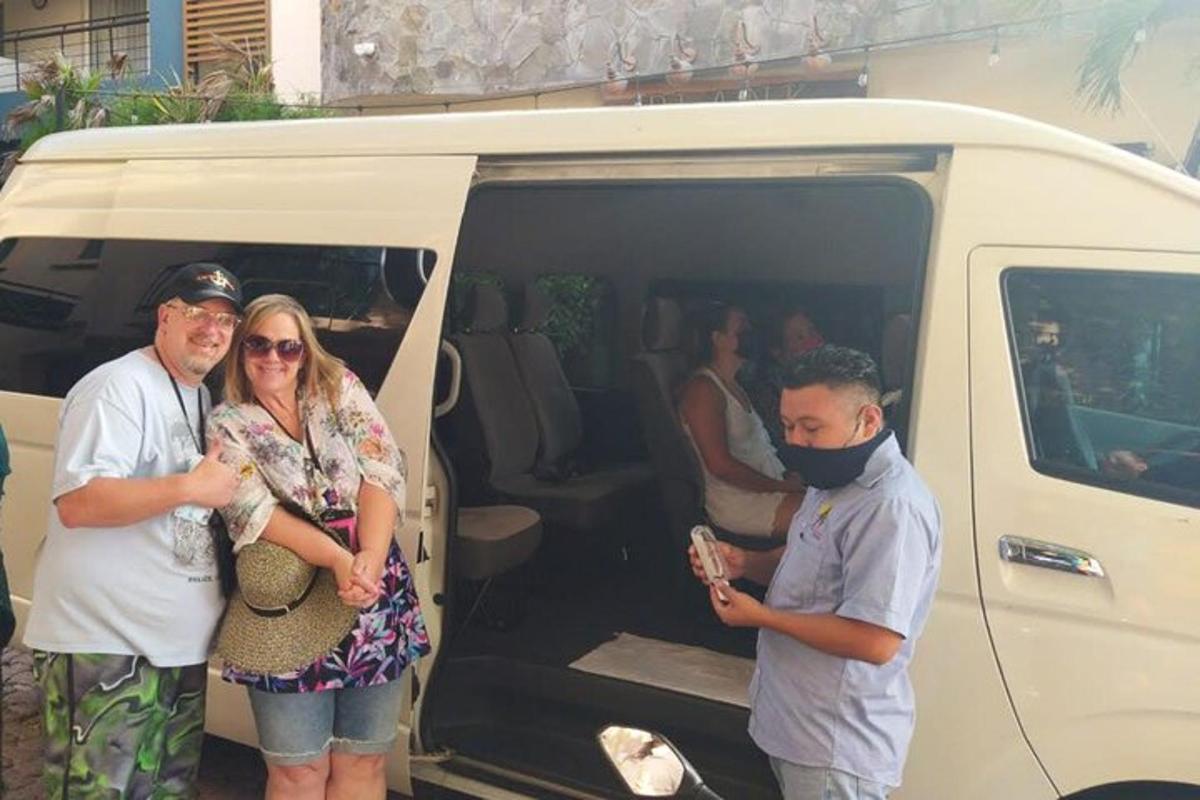 un gruppo di persone in piedi fuori da un furgone