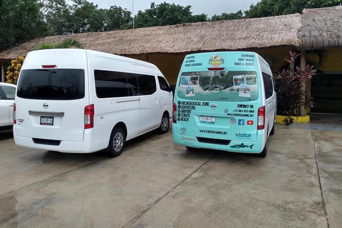 due furgoni bianchi parcheggiati uno accanto all'altro