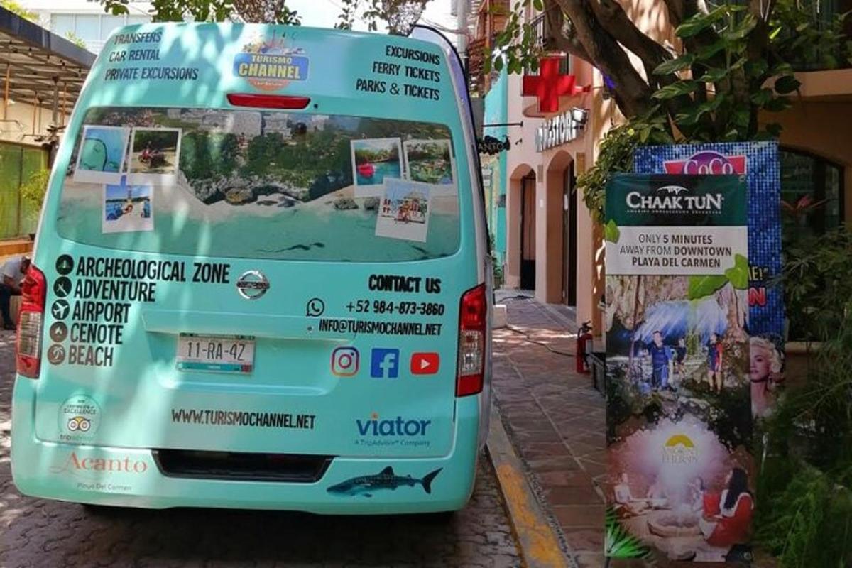 un autobus parcheggiato sul ciglio di una strada