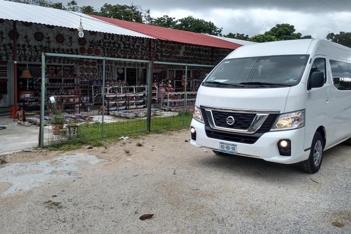 bijeli kombi parkiran ispred trgovine