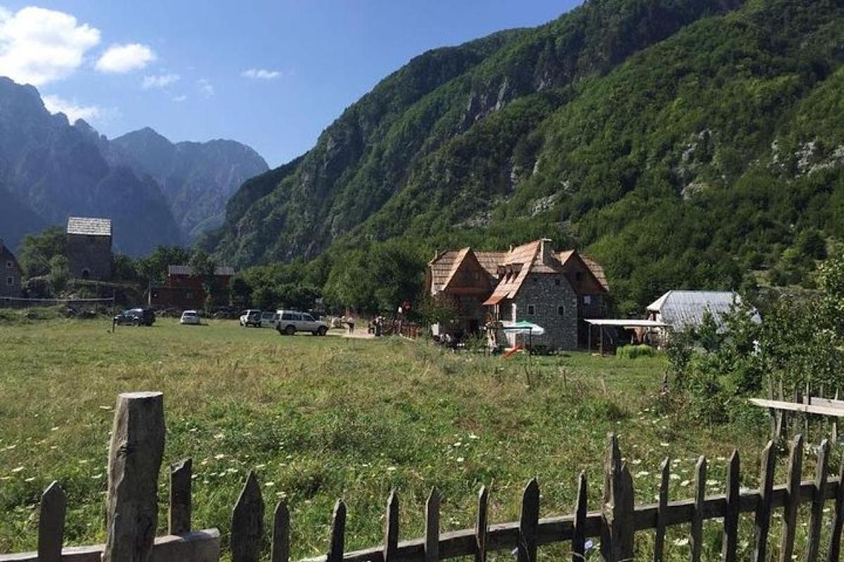 una recinzione davanti a un campo con una montagna