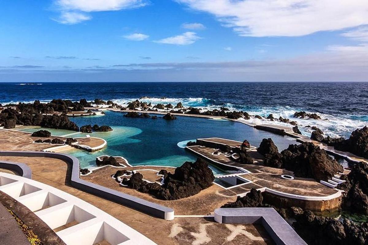 resort dengan kolam renang di sebelah lautan