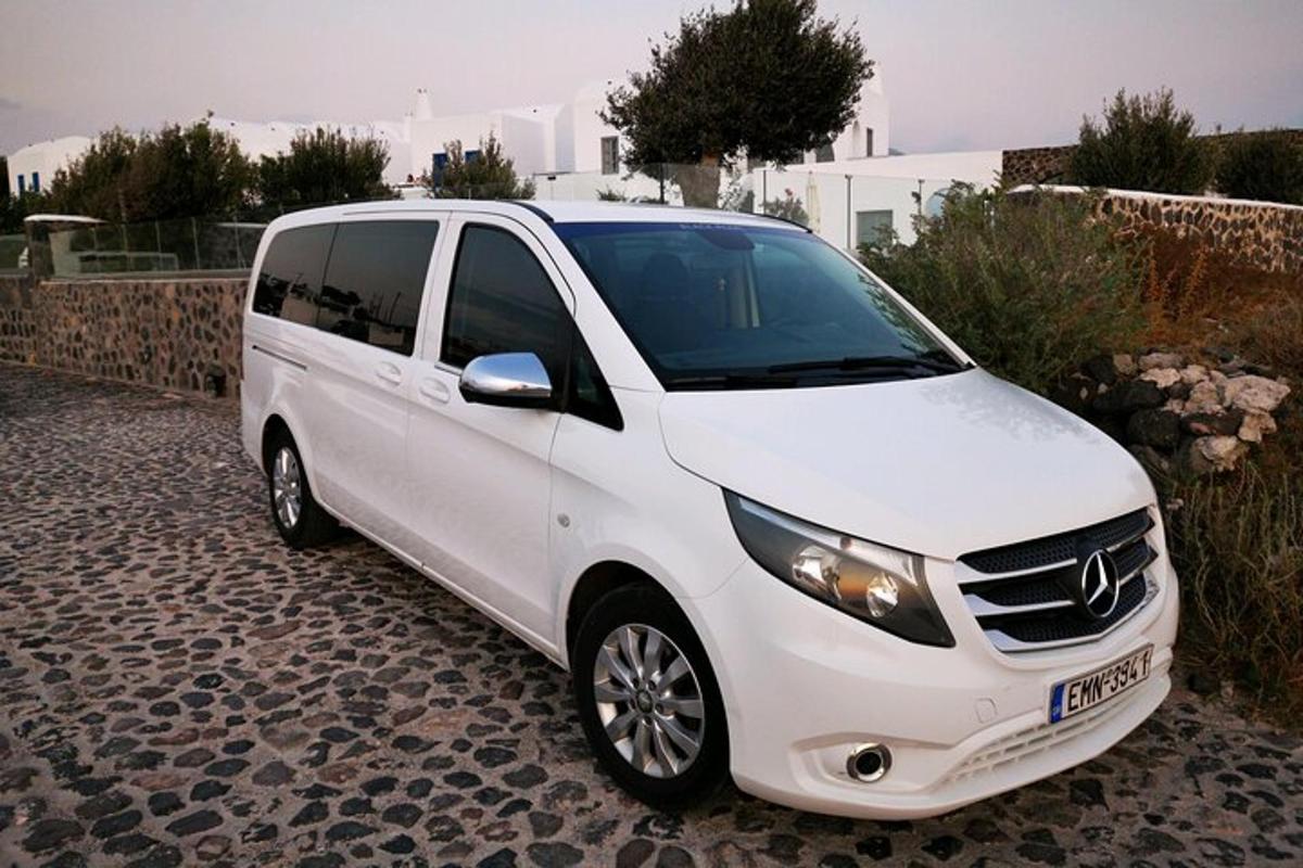un furgone bianco è parcheggiato su una strada