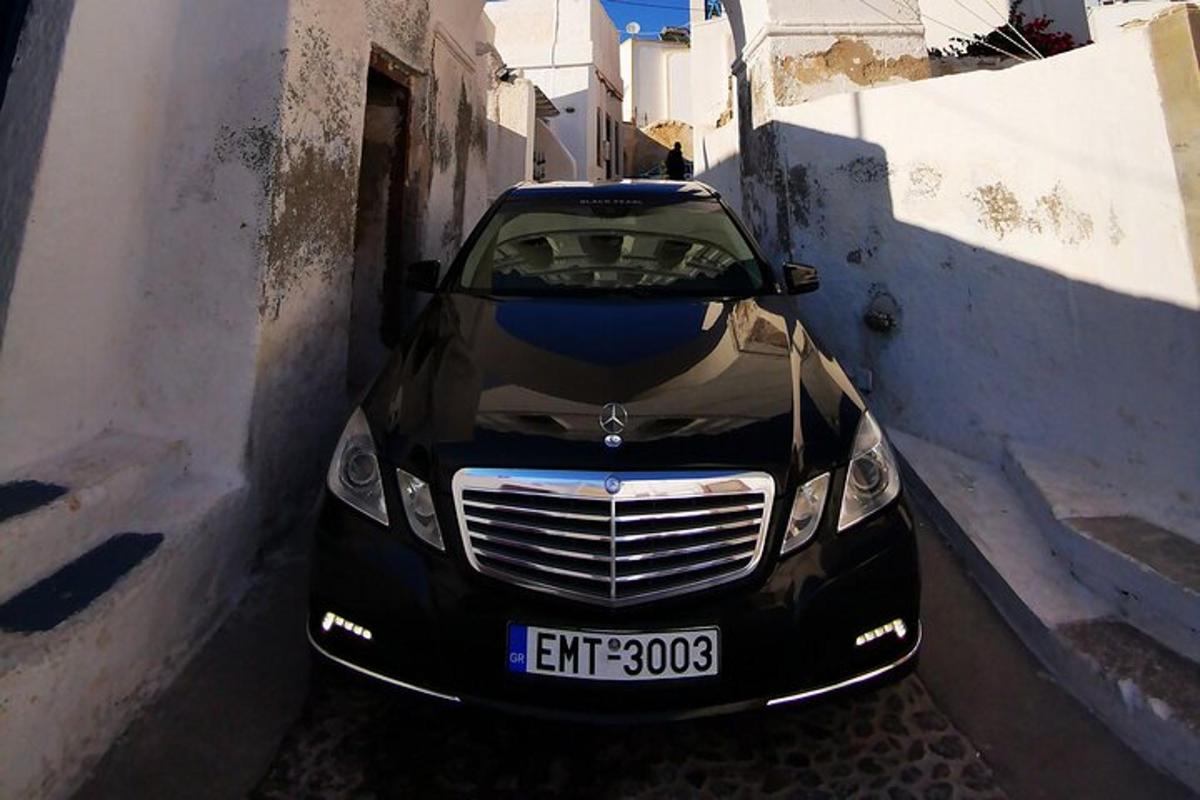 Un coche negro está aparcado en un callejón.
