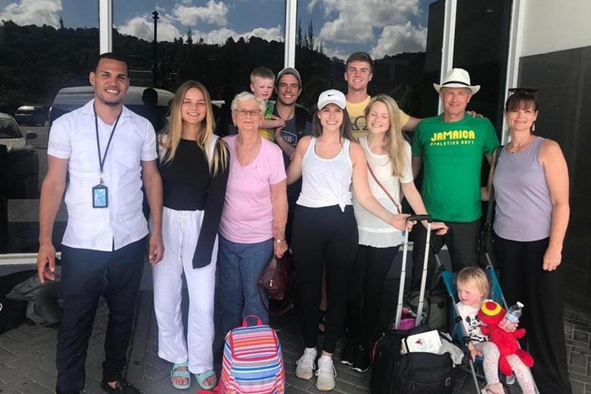 un grup de oameni care pozează pentru o fotografie