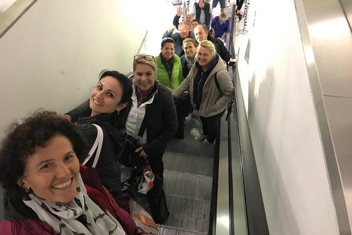 un gruppo di persone su una scala mobile