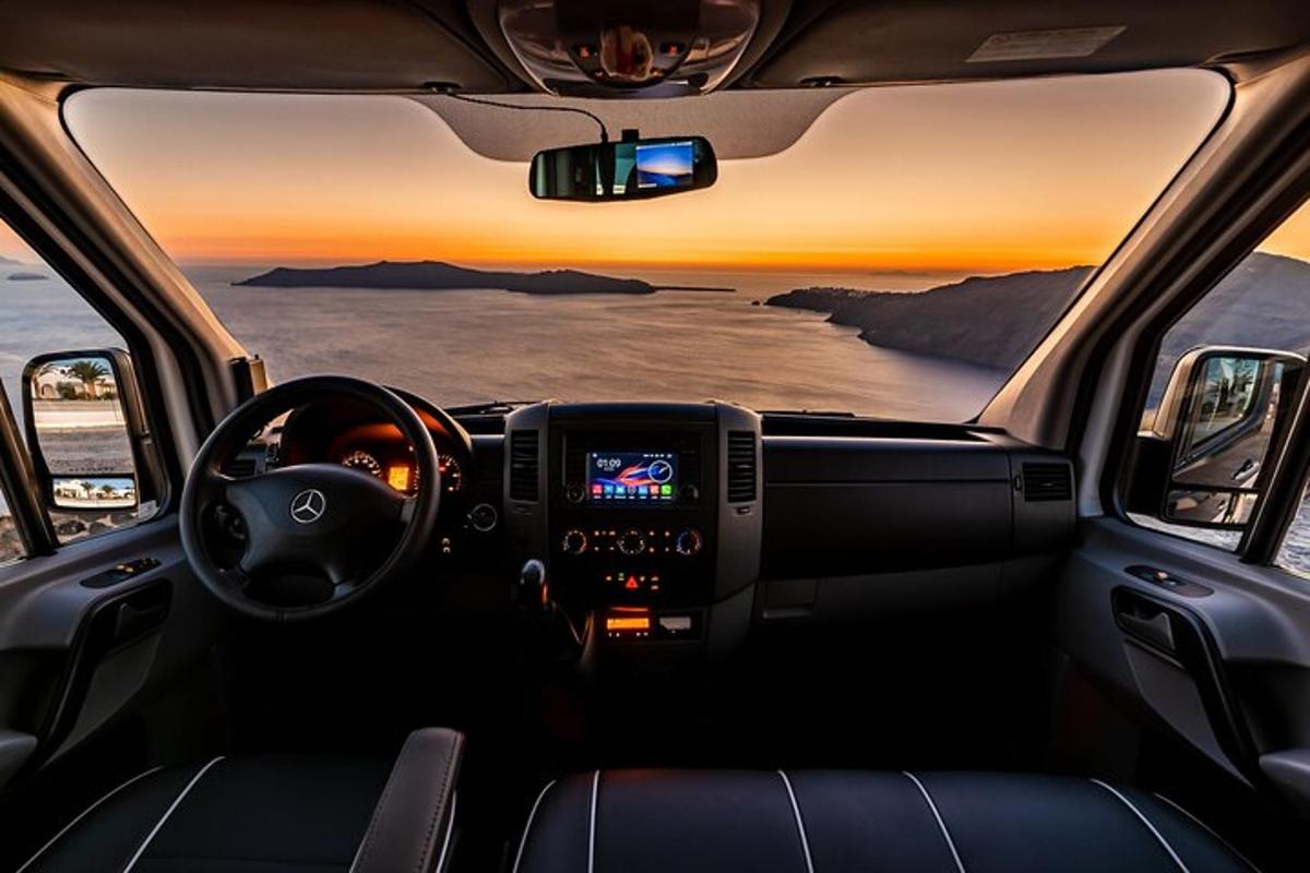 dasbor mobil dengan pemandangan laut
