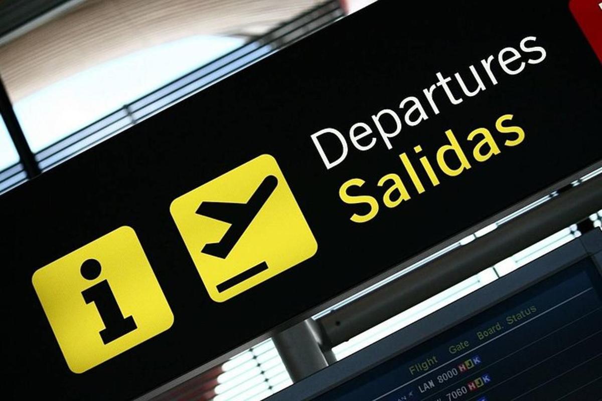 공항 출국 시 급여를 알려주는 표지판