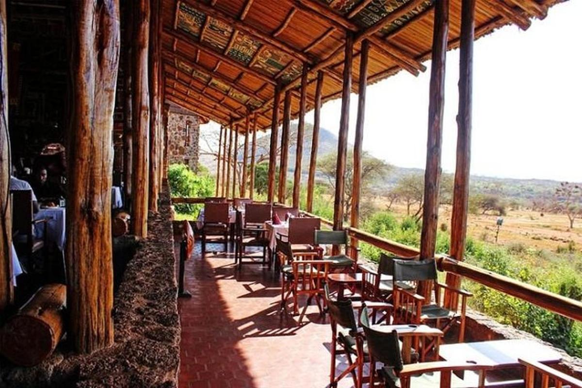 sebuah restoran dengan meja dan kerusi di teres