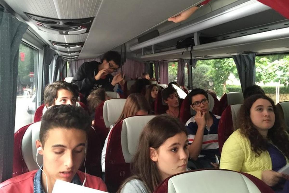 skupina lidí sedících v autobuse