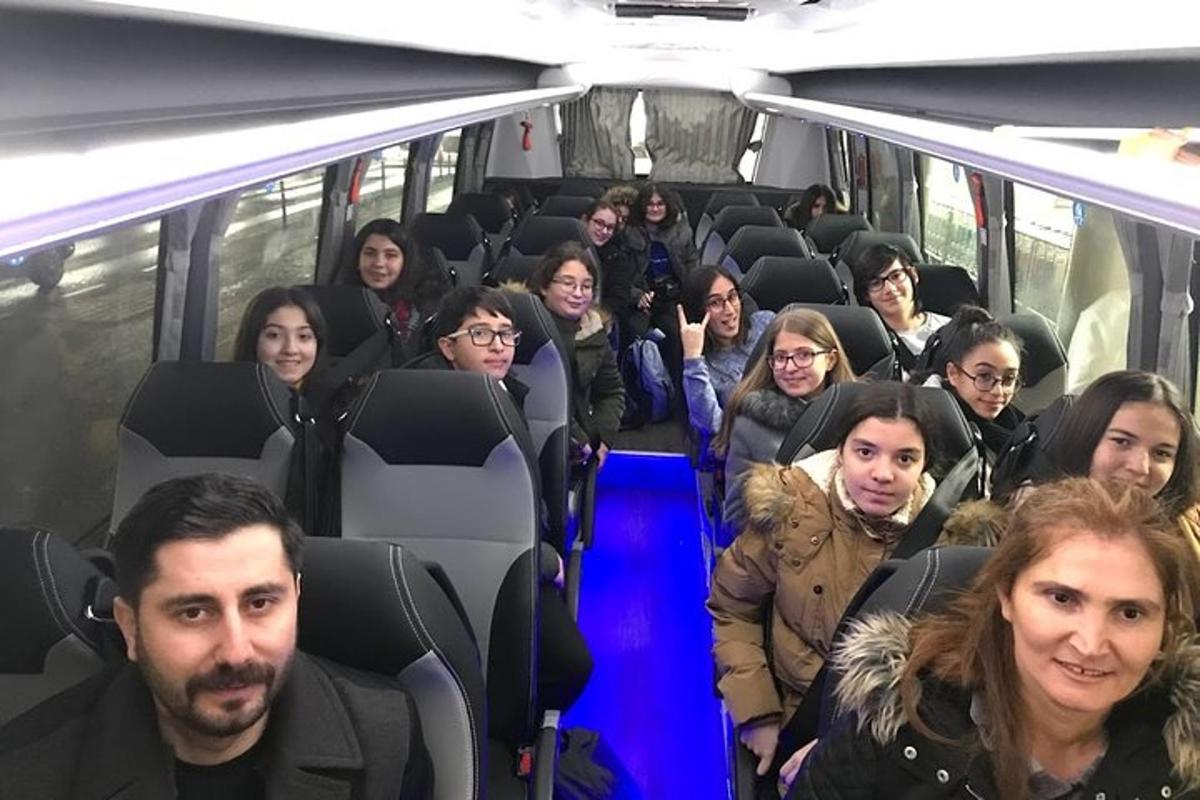 skupina lidí sedících v autobuse
