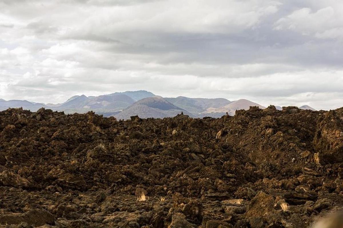 gunung berbatu dengan latar belakang gunung