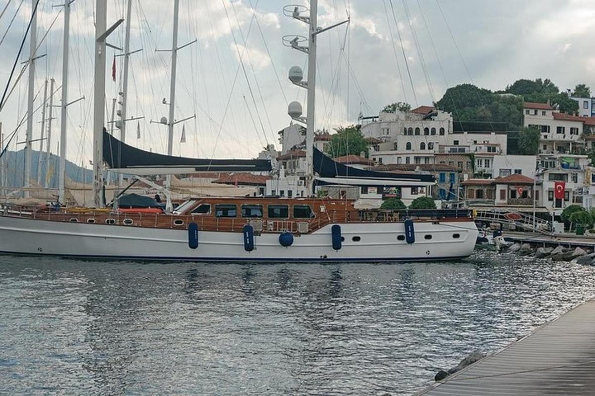 egy nagy vitorlás hajó kikötött a kikötőben