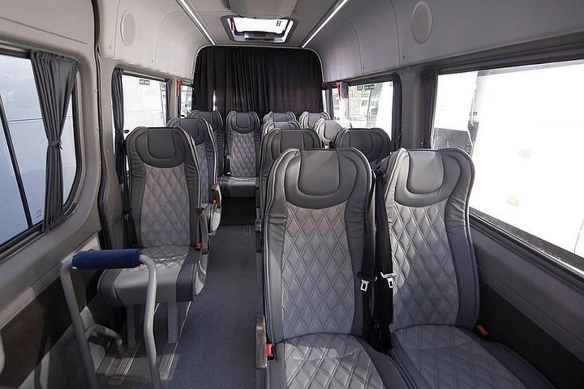 o interior de um ônibus com assentos vazios