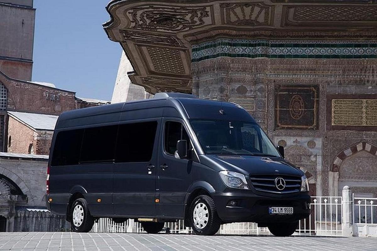 uma van azul estacionada em frente a um prédio