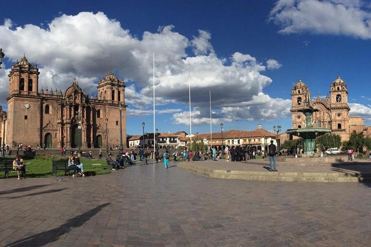 Un grupo de personas sentadas frente a una catedral.