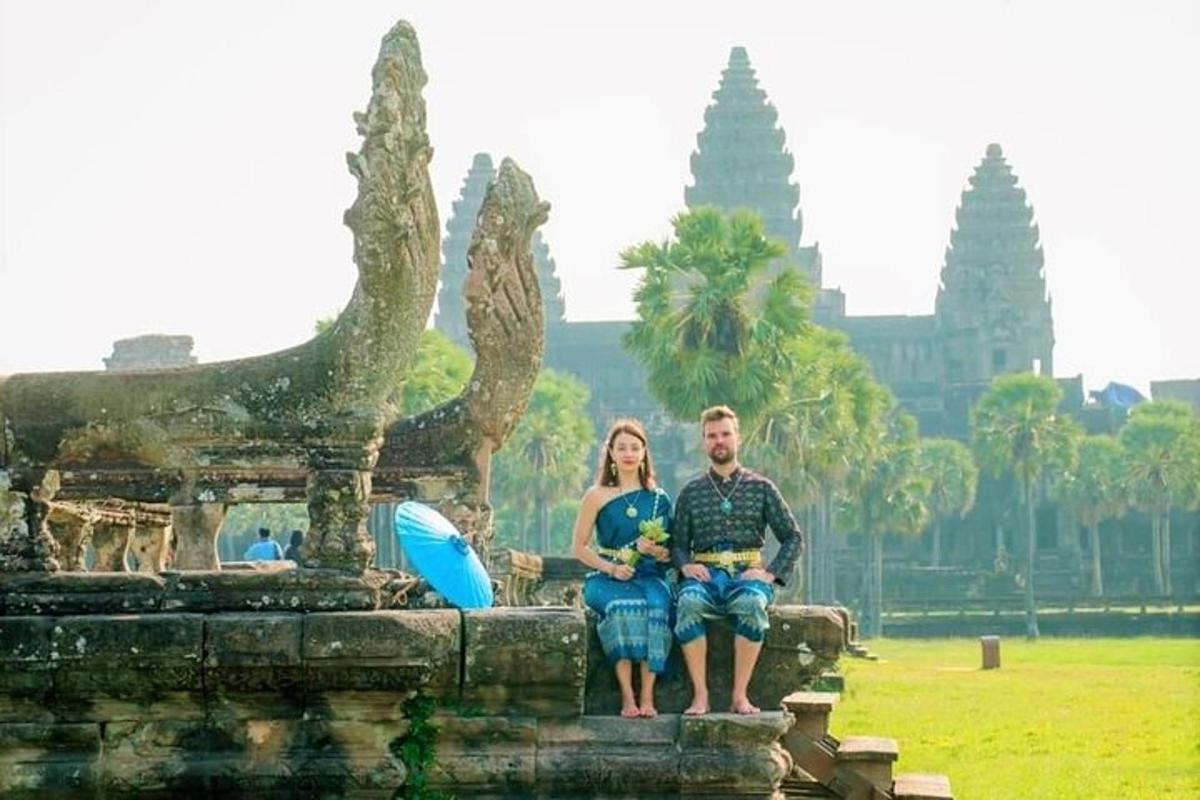 seorang lelaki dan seorang wanita duduk di hadapan air pancut