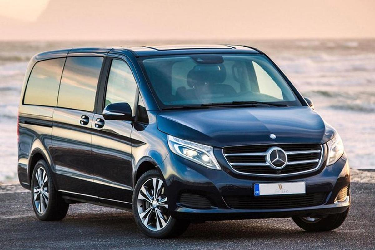 paplūdimyje pastatytas mėlynas „Mercedes Benz“ visureigis