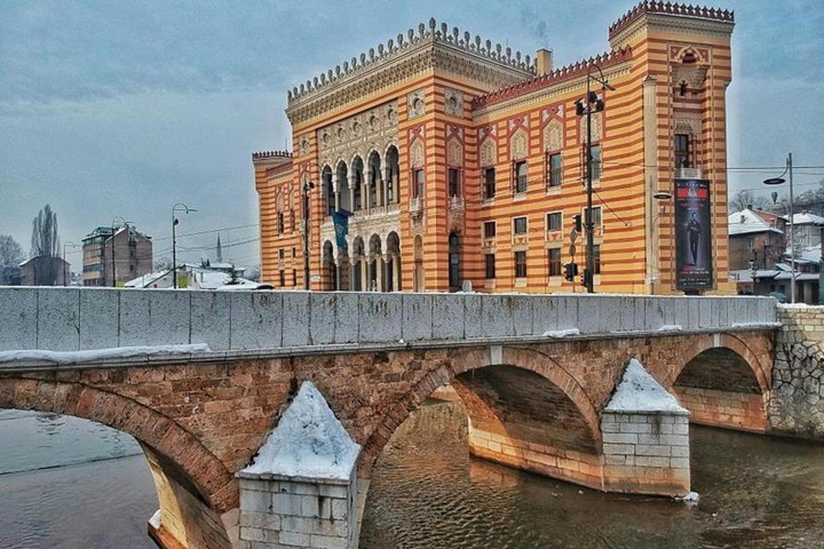 uma ponte sobre um rio com um grande edifício