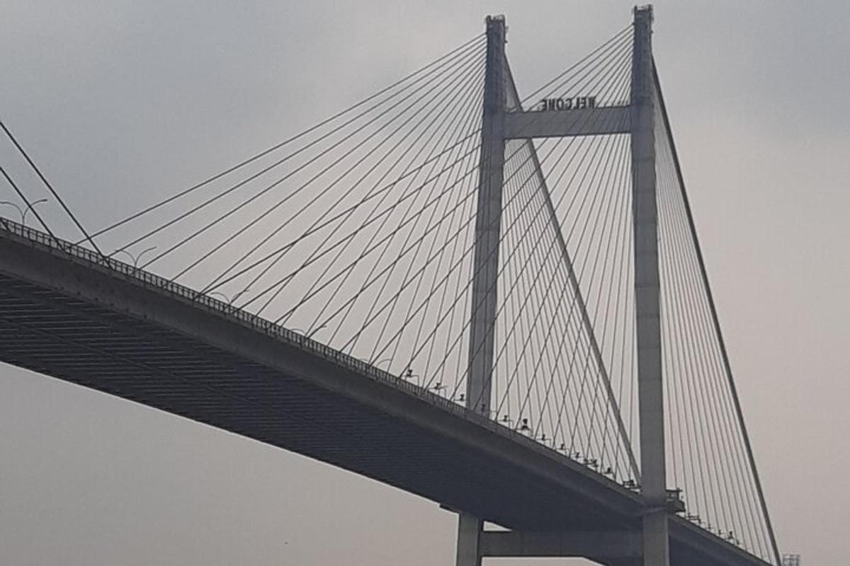 uma grande ponte com muitos cabos