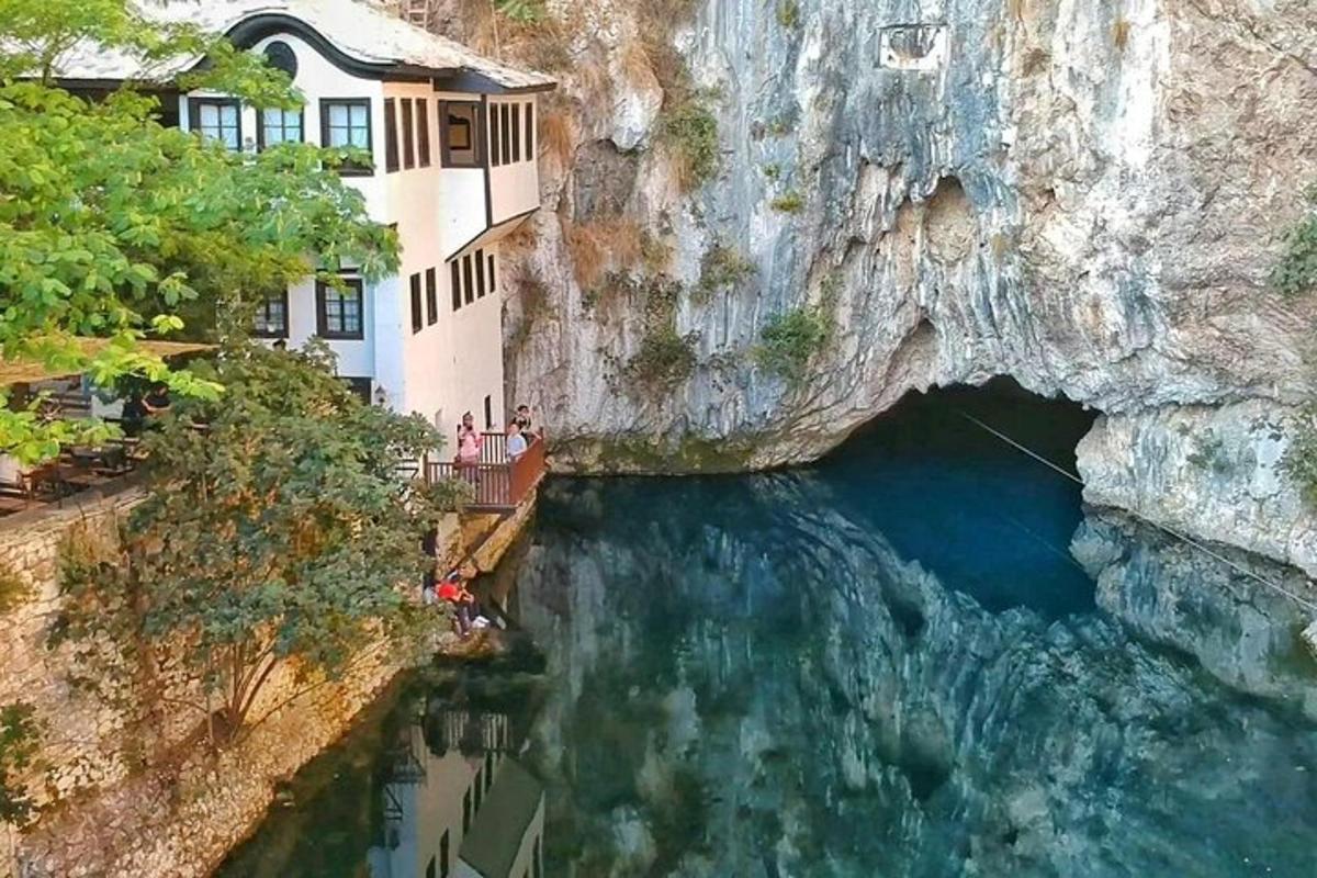 Una vista de un río con una cueva en un acantilado.