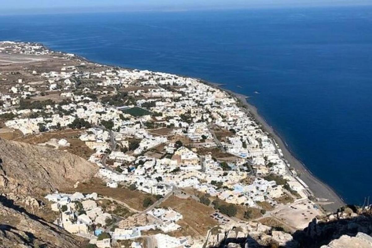 o vedere aeriană a unui oraș de pe malul oceanului