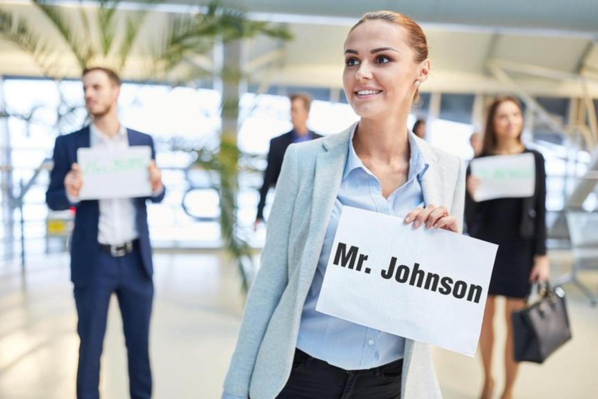 uma mulher segurando uma placa do Sr. Johnson