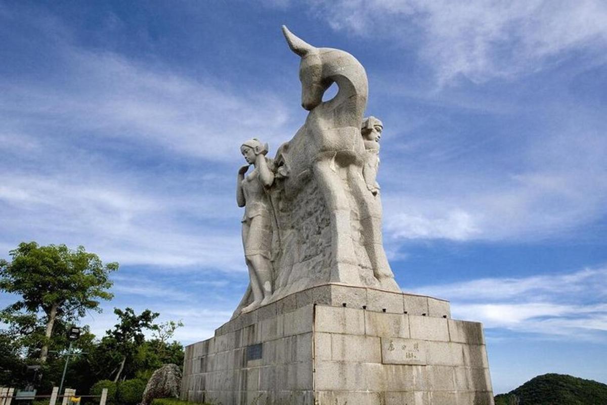 kahe naise ja linnu kuju monumendil