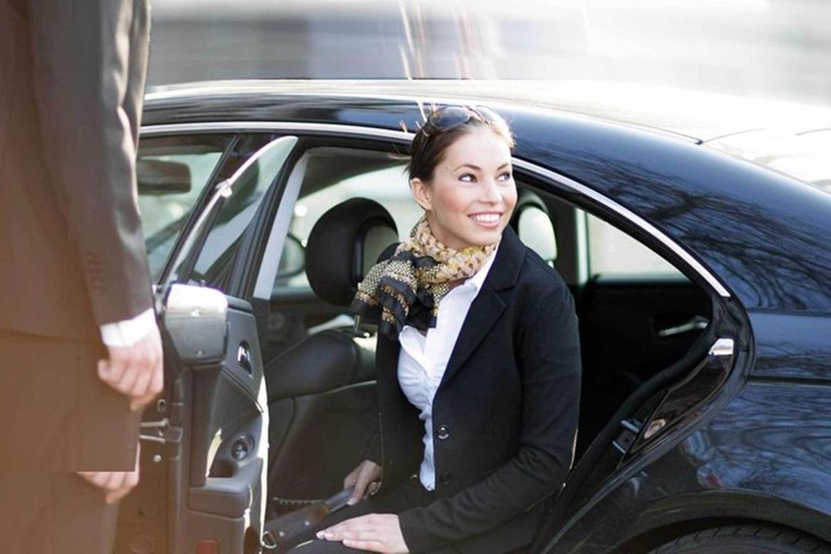 una mujer sentada en el asiento trasero de un coche