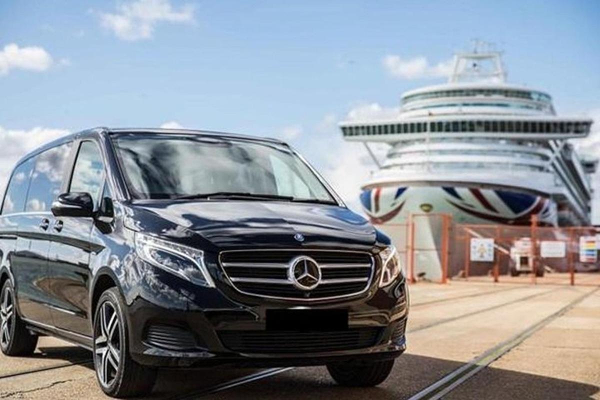 en bil parkert foran et cruiseskip