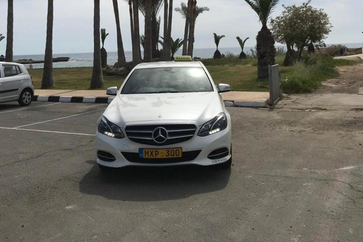 bílé auto zaparkované na parkovišti poblíž oceánu