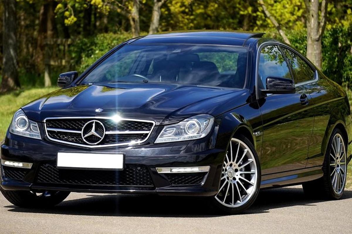 un'auto Mercedes Benz blu parcheggiata su una strada