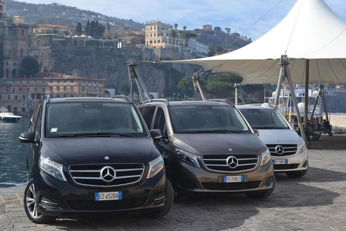 tre auto parcheggiate in un parcheggio vicino all'acqua