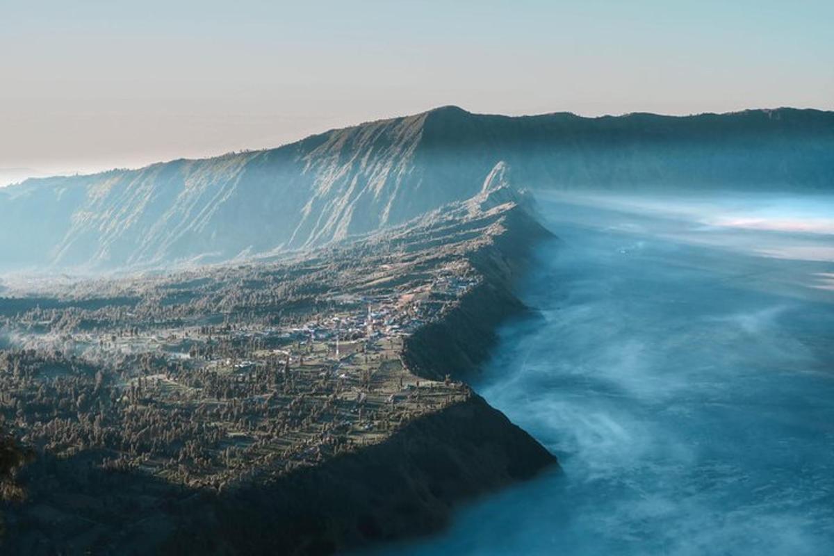 una vista aèria de l'oceà i una muntanya