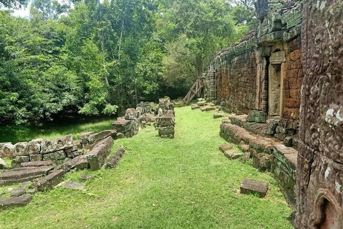 sekumpulan runtuhan batu di hadapan sebuah bangunan