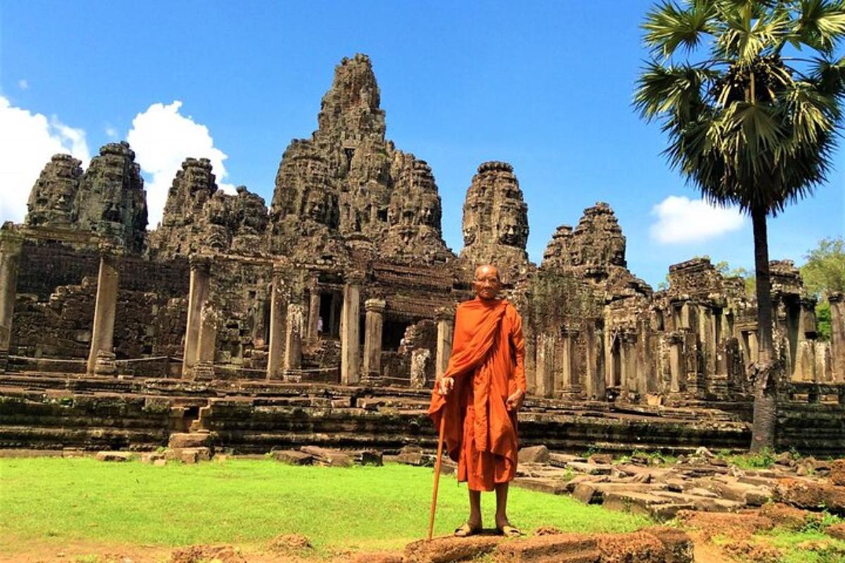 um monge em pé em frente a um templo