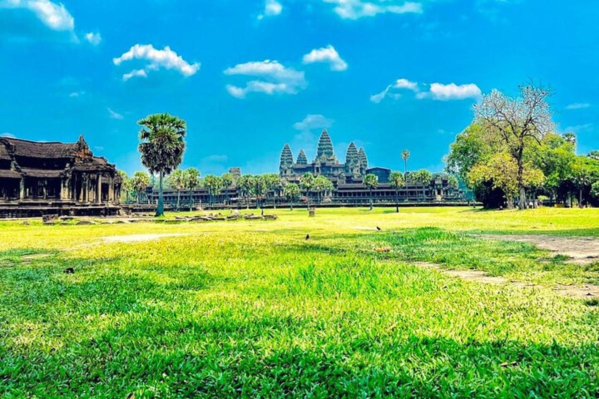 um campo verde com um edifício ao fundo