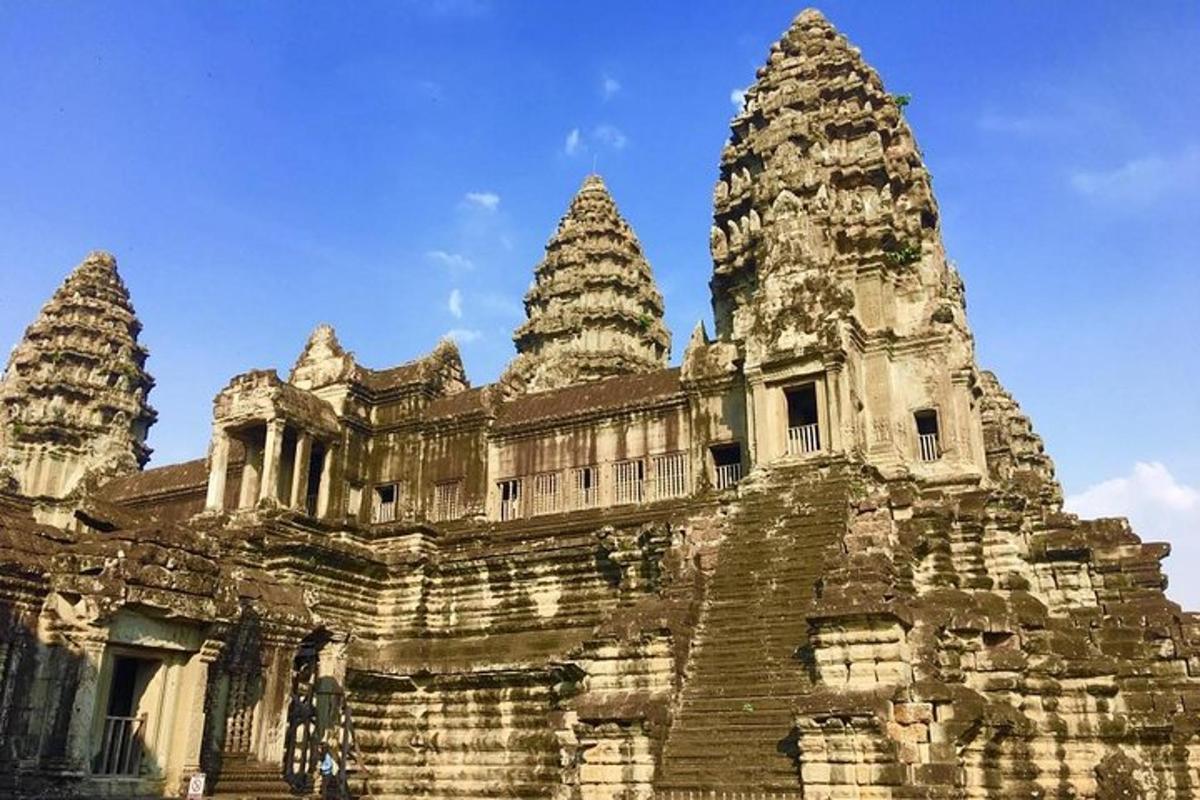 um edifício com quatro torres no topo