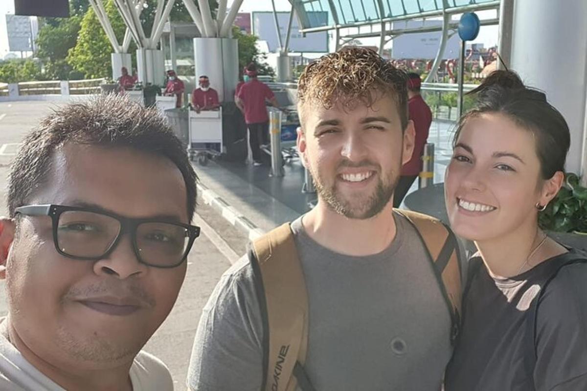 Dos hombres y una mujer posando para una fotografía