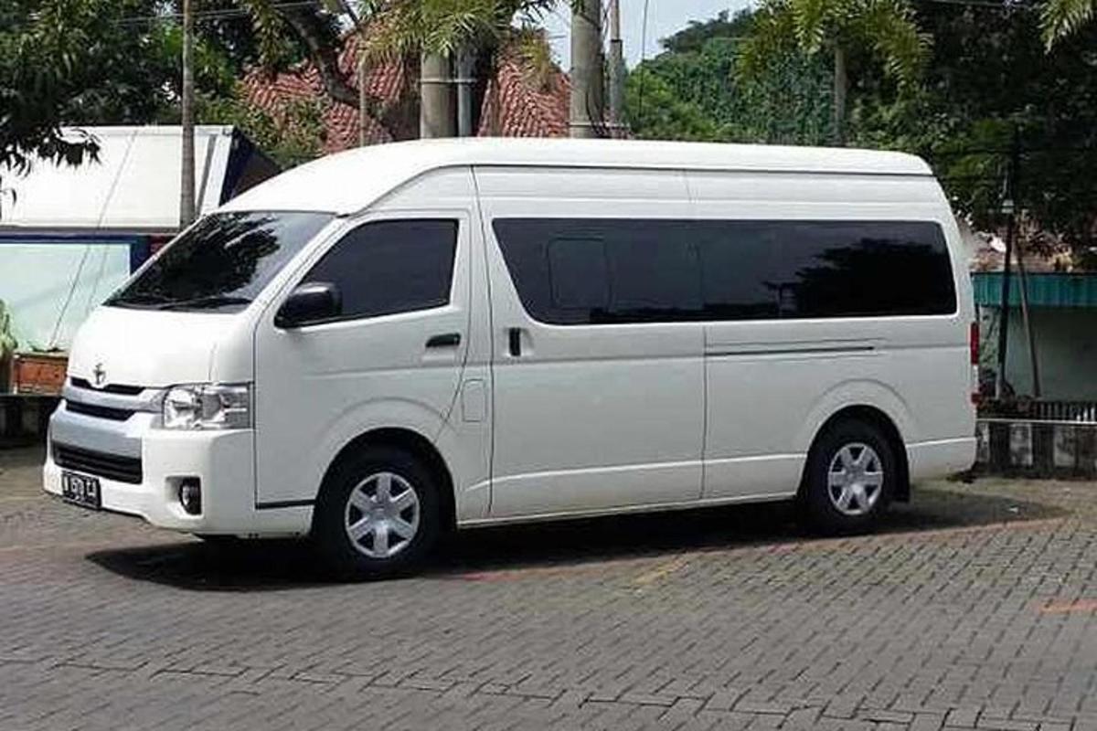 una camioneta blanca estacionada en un estacionamiento
