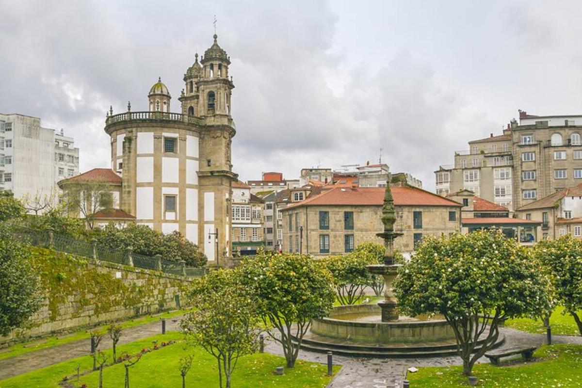 Un gran edificio con una torre de reloj en una ciudad.