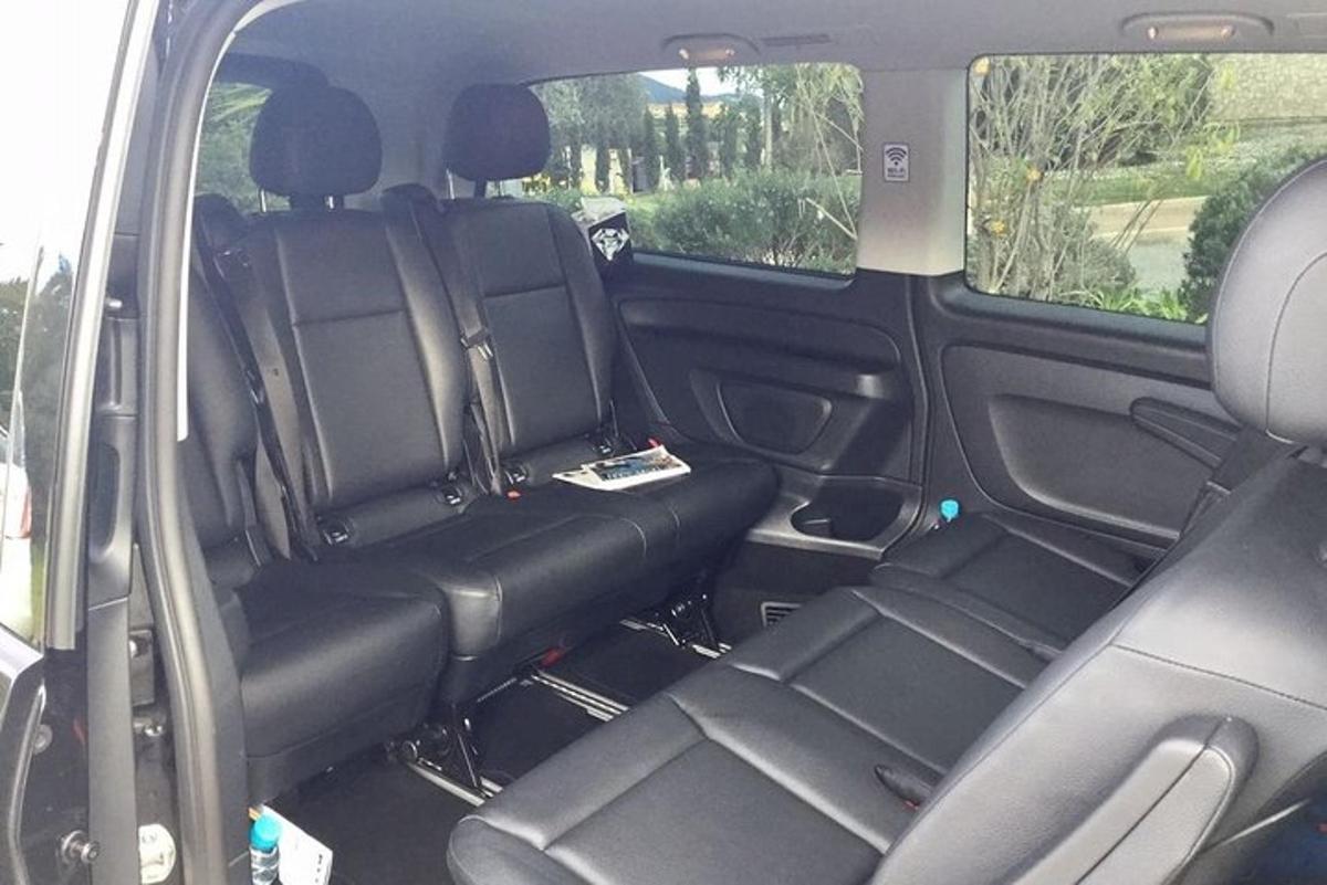 isang upuan sa likod ng isang minivan na may mga bakanteng upuan