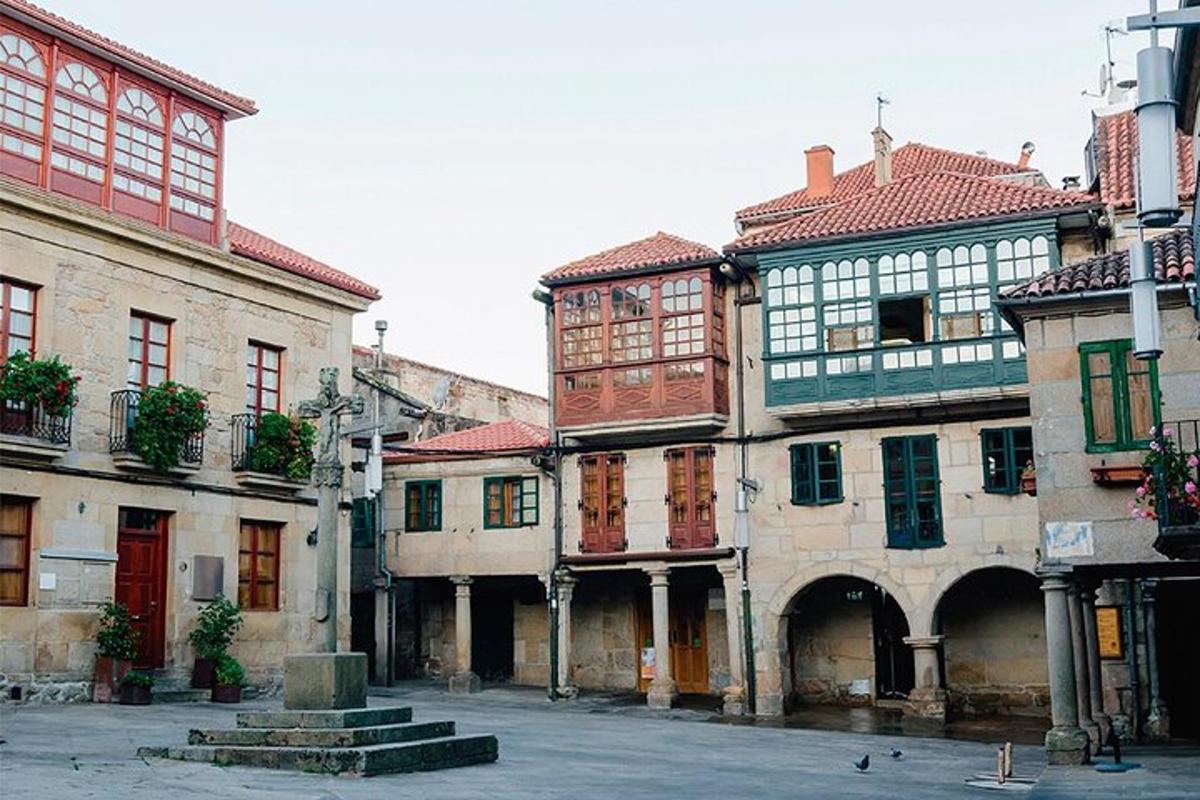 un grupo de edificios antiguos en una ciudad