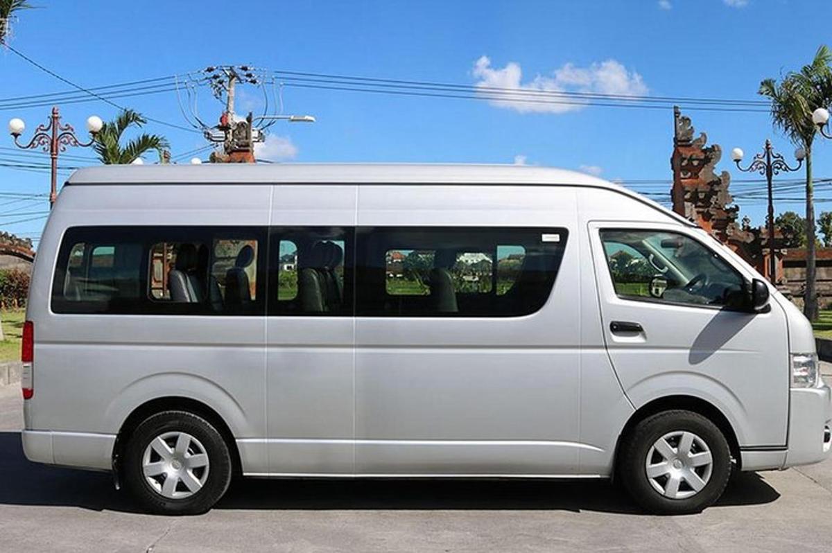 uma van branca estacionada em um estacionamento