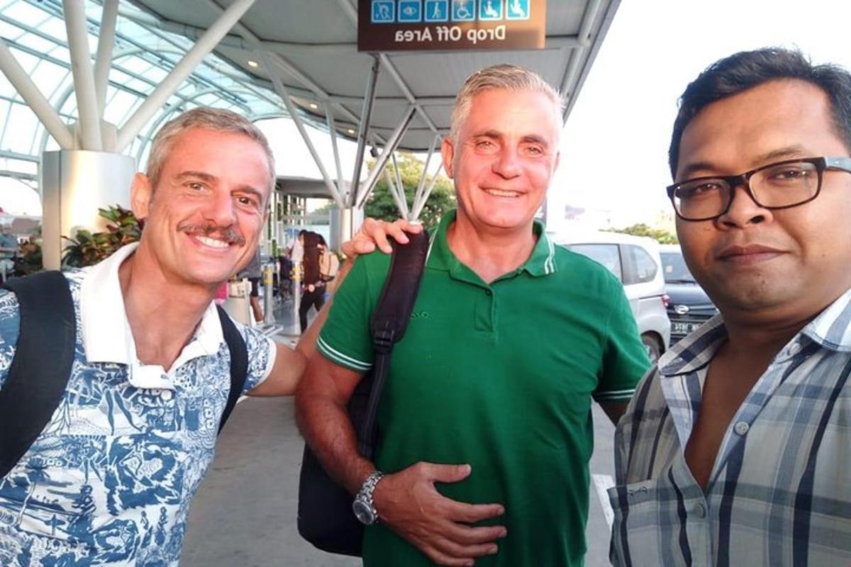 três homens estão parados um ao lado do outro