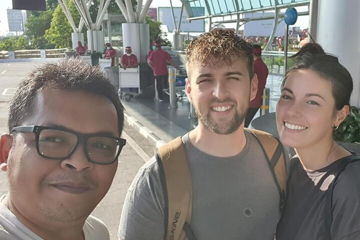 写真を撮る男性2人と女性1人